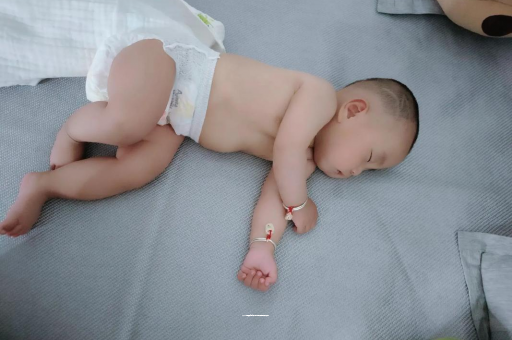 临沂宝宝拍嗝的正确方法